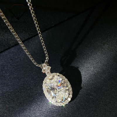 Anello personalizzato fatto a mano con incastonatura a griffe, pavé e castone per uno stile unico e personalizzato
