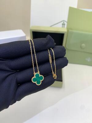 Collana media in oro giallo 18 carati con malachite, ciondolo Lucky Girl VCA Vintage Alhambra
