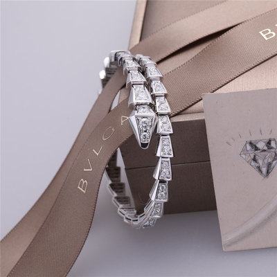 Il braccialetto esile Serpenti della un-bobina romanzesca della vipera dell'Italia nell'insieme dell'oro bianco 18K con i diamanti pieni del pavé serpeggia il braccialetto