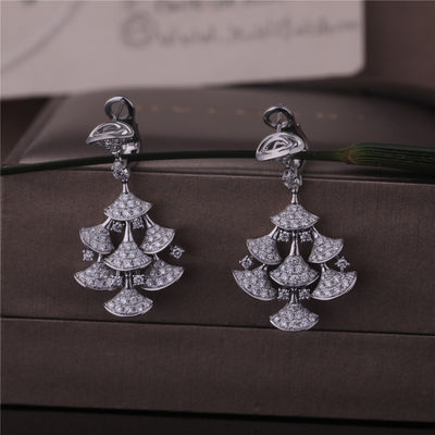 Qualità Gli orecchini DI SOGNO delle DIVE di Roma High Jewelry nell'insieme dell'oro bianco 18K con 7 diamanti principali ed i diamanti pieni del pavé fabbrica