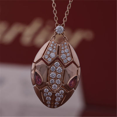 Qualità La collana di Roman Serpenti in 18 kt è aumentato oro messo con gli occhi del rubellite e con i diamanti del pavé sulla testa fabbrica