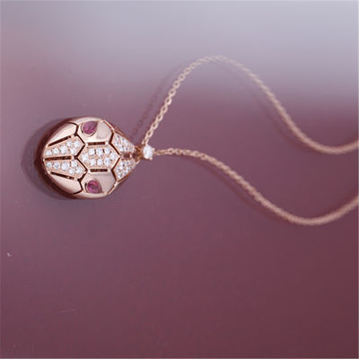 Qualità La collana di Roman Serpenti in 18 kt è aumentato oro messo con gli occhi del rubellite e con i diamanti del pavé sulla testa fabbrica