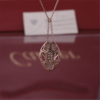 Qualità La collana di Roman Serpenti in 18 kt è aumentato oro messo con gli occhi del rubellite e con i diamanti del pavé sulla testa fabbrica