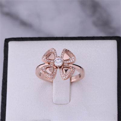 Qualità Roman Love Flower Ring Fiorever 18 kt Rose Gold Ring messa con un diamante centrale ed i diamanti del pavé fabbrica