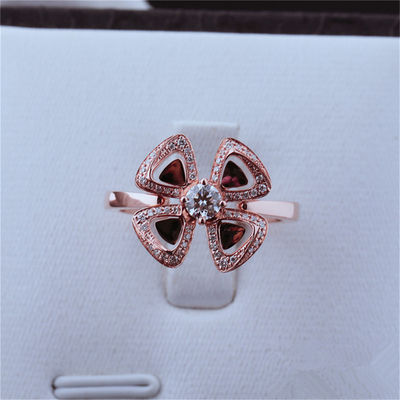 Qualità Roman Love Flower Ring Fiorever 18 kt Rose Gold Ring messa con un diamante centrale ed i diamanti del pavé fabbrica