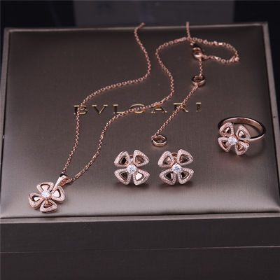 Qualità Alti orecchini di Fiorever dei gioielli dell'oro reale in 18 kt Rose Gold Earrings messa con due diamanti centrali ed i diamanti del pavé fabbrica