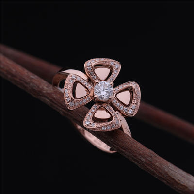 Qualità Roman Love Flower Ring Fiorever 18 kt Rose Gold Ring messa con un diamante centrale ed i diamanti del pavé fabbrica