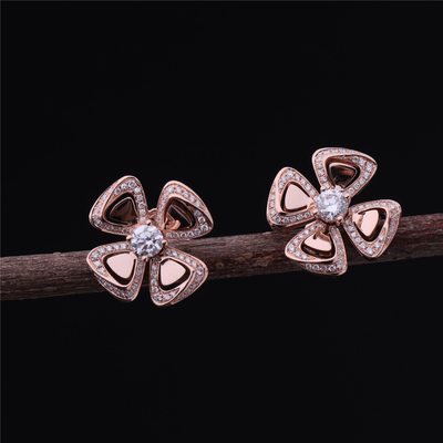 Alti orecchini di Fiorever dei gioielli dell'oro reale in 18 kt Rose Gold Earrings messa con due diamanti centrali ed i diamanti del pavé